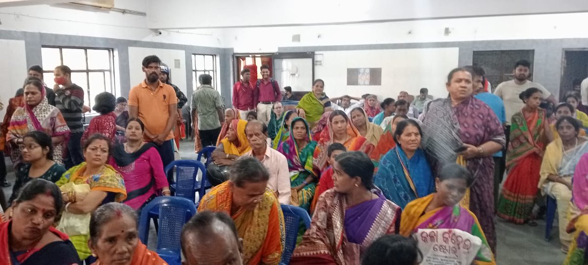BiswalSouvic's tweet photo. ଆଜି @CMCCuttack ଦ୍ୱାରା  ମହାନଦୀ ବିହାର ସ୍ଥିତ ସେଲିବ୍ରେସନ ମଣ୍ଡପ ଠାରେ ଆୟୋଜିତ ଚୌଦ୍ୱାର କଟକ ନିର୍ବାଚନ ମଣ୍ଡଳୀ ଅନ୍ତର୍ଗତ ସମସ୍ତ ୱାର୍ଡଗୁଡିକ ନିମନ୍ତେ "ନୂତନ ଭତ୍ତା ବଣ୍ଟନ କାର୍ଯ୍ୟକ୍ରମ"ରେ ୧୦୪୭ ଜଣଙ୍କୁ “ମଧୁବାବୁ ପେନସନ ଯୋଜନା” ରେ ଅନ୍ତର୍ଭୁକ୍ତ କରାଯାଇ ଭତ୍ତାକାର୍ଡ ପ୍ରଦାନ କରାଗଲା ।ଏହି କାର୍ଯ୍ୟକ୍ରମ ରେ କଟକ ମହାନଗର ନିଗମର ମାନ୍ୟବର ମେୟର, ଡେପୁଟି ମେୟର, ଷ୍ଟାଣ୍ଡିଙ୍ଗ କମିଟି ର ଚେୟାରମ୍ୟାନ,ସମସ୍ତ କର୍ପୋରେଟର , ଡେପୁଟି କମିଶନର,କଟକ ମହାନଗର ନିଗମ ର ଅଧିକାରୀବୃନ୍ଦ , ସମସ୍ତ ହିତାଧିକାରୀବୃନ୍ଦ,ବୟୋଜ୍ୟେଷ୍ଠ ମୁରବି ଓ ସ୍ଥାନୀୟ ଜନସାଧାରଣ ପ୍ରମୁଖ ଉପସ୍ଥିତ ଥିଲେ   l