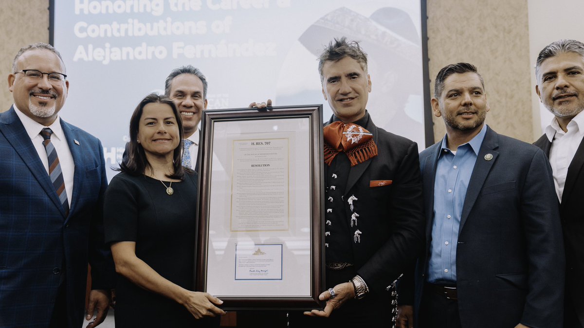 Un charro en el capitolio …

Ayer fue uno de esos días que se quedan en la memoria.
No solo por el orgullo de caminar vestido de charro por uno de los edificios más importantes del mundo, sino por recibir este reconocimiento de manos de mis hermanos latinos.
Generaciones de
