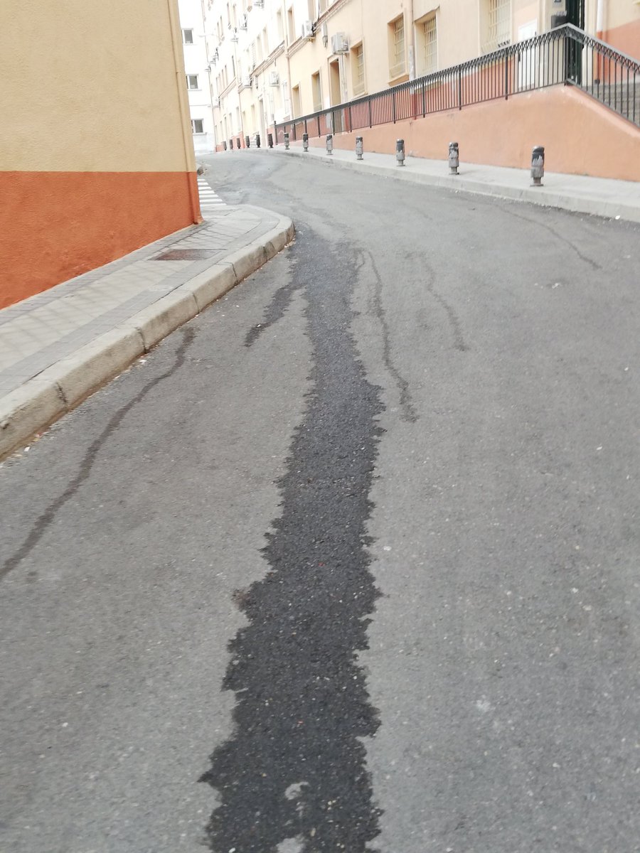 Cris08849914's tweet photo. @Lineamadrid, @Tetuanero1 #castillejos,   Solicito limpieza en la Plaza Angel Carbajo, numero 12. Un saludo gracias https://t.co/NJdQ9TNIst