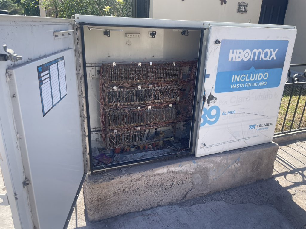 ergoco's tweet image. Y esta onda que? Tampoco hay servicio a estás cajas mágicas o de plano no sirven? Ya nomás están abiertas para que cualquiera haga daño… #guaymassintelmex @TELMEXSoluciona