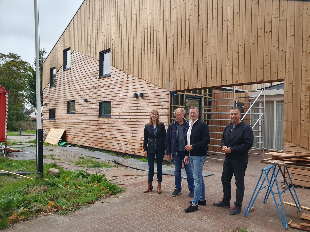 GSchoorstra's tweet photo. Dorpshuis Easternijtsjerk is klaar voor de toekomst. Vanmiddag samen met mijn fractiegenoten @cdanoardeast een rondleiding gekregen in het verbouwde dorpshuis De Terp. Groot compliment voor het bestuur en de vrijwilligers! https://t.co/1RwUFFbnea
