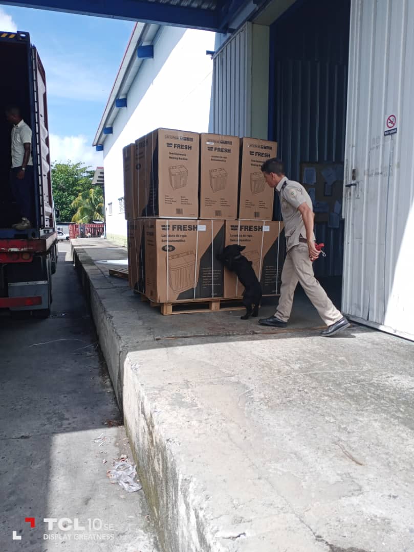 Yaritza47316778's tweet photo. Como parte de la selectividad operativa,realiza la #AduanadeCienfuegos canal rojo a contenedor,con ruta 🇵🇦🇯🇲 🇨🇺consignado a cadenas de tiendas TRD. Se aplico la técnica canina, sin incidencias en el control.
#AduanadeCuba
#PorUnaFronteraSegura https://t.co/zGiMwFePtW
