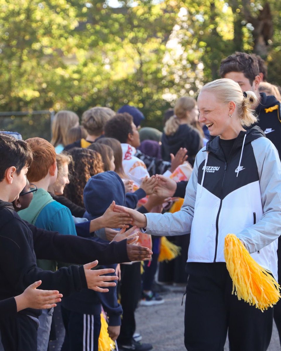 MU_Homecoming's tweet image. Looking back to the amazing time we had celebrating Ridgeway Elementary School for collecting the most cans for our canned food drive! M-I-Z! 🐅 #MizzouHomecoming #FirstAndFinest
