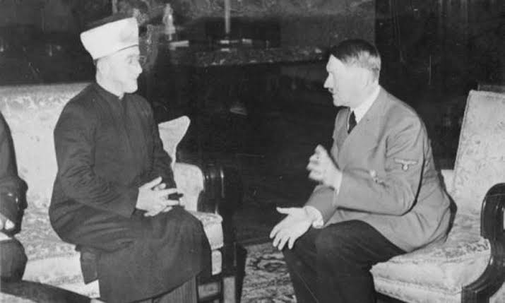 A esquerda sempre esteve do lado do nazismo. Esse é Amin al-Husayni líder palestino apoiador de Adolf hitler. pt.m.wikipedia.org/wiki/Amin_al-H…