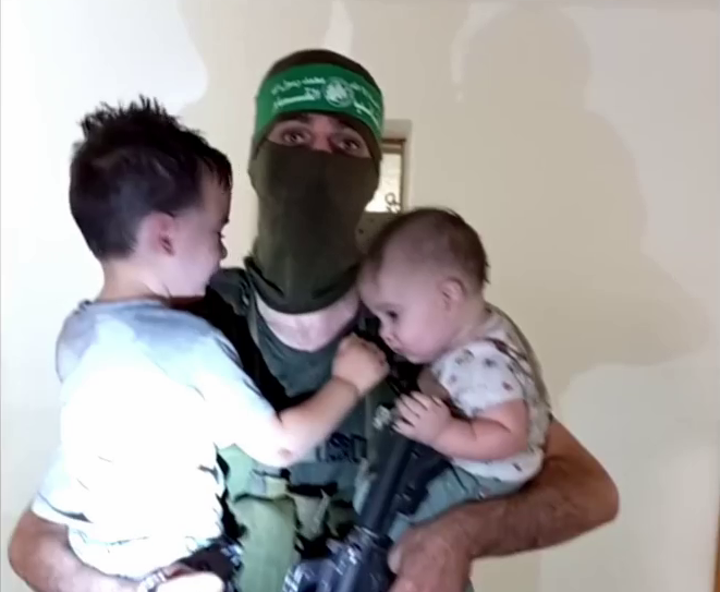 MundoEConflicto's tweet photo. 🔴 #AHORA | Hamás confirma que tiene como prisioneros a niños israelíes en un video difundido en RRSS. https://t.co/pr8GF2Cx0D