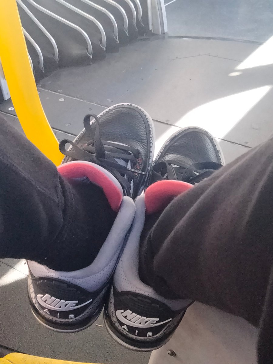 oceanave590's tweet photo. #kotd #jordan3 #classickicks #nikeair #fallsnkrsrotation
End the week with a classic on my feets something about Nike air on a Jordan retro just hit different https://t.co/aagMTaAWQy
