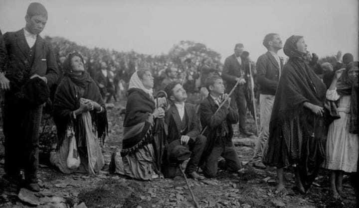 INCREÍBLE 👨🏻‍💻👇🏻

13 DE OCTUBRE 1917 FUE LA "ÚLTIMA APARICIÓN DE NUESTRA SEÑORA DE FATIMA EN COVA DA IRIA"

Al mediodía del 13 de octubre de 1917, un número considerable de personas reunidas en Cova da Iria, en la ciudad portuguesa de Fátima, vieron el “disco solar” cambiar de