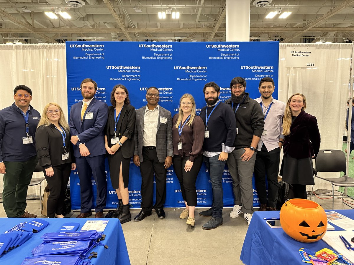 #UTSWBME group on Day 1 of #BMES2023 ! Looking forward to another eventful day and amazing Science. Come join our creative and dynamic team! @BMESociety @Achilefu_Lab @PetrollLab @ADiaz_PhD @UTSWGradSchool