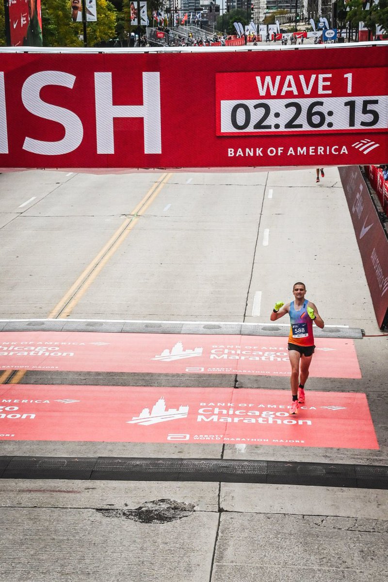 Dhudders7's tweet photo. Chicago Marathon photos - looks like 93rd overall, &amp; 5th in age group out of 47,500.  

5 Majors down:

Chicago - 2.26.14
Berlin - 2.26.42
London - 2.27.32
Tokyo - 2.31.38
New York - 2.38.17
Boston - pending 2024 (looks like a sub 2.29 needed to achieve average of a sub 2.30) https://t.co/sTNvLlHGF5