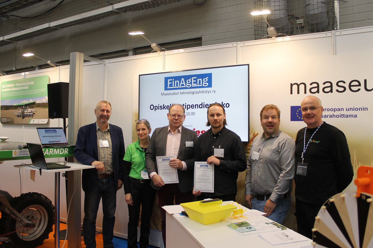 #FinAgEng-Maaseudun teknologiayhdistys palkitsi parhaita opinnäytetöitä maatalousteknologian alalla. <a href="/KoneAgria/">KoneAgria</a>'ssa stipendin saivat Juuso Tuure HY ja Jussi Tuumi. Onnittelemassa @hannuhaapala1 <a href="/ttsfi/">TTS Työtehoseura</a> Reetta @hamkbiotalous Timo ja stipendin sponssaaja #Koneviesti'n Tapio. ONNEA🌹