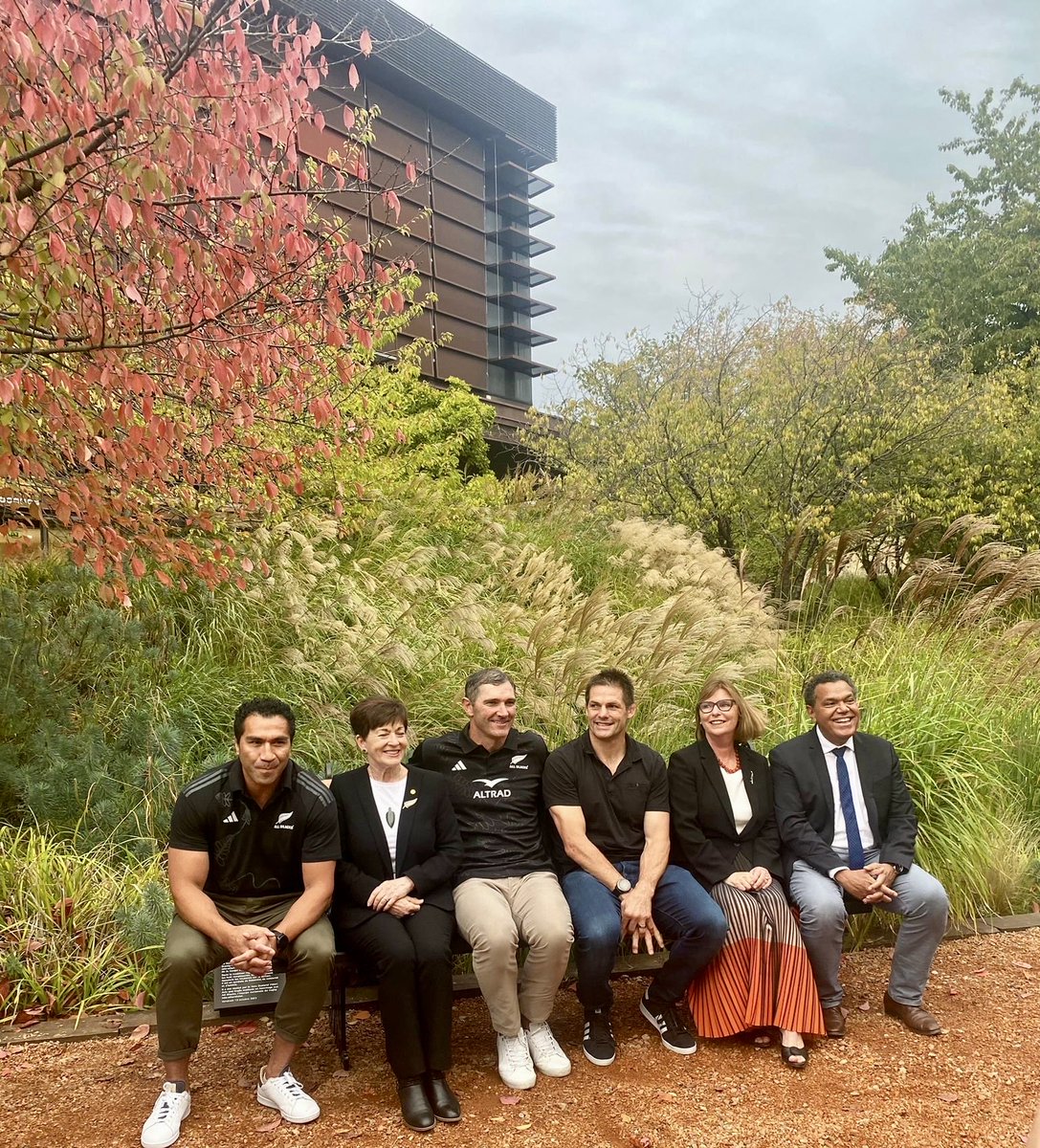 Today ⁦<a href="/NZRugby/">New Zealand Rugby</a>⁩ gifted a beautiful carved bench to ⁦<a href="/quaibranly/">musée du quai Branly - Jacques Chirac</a>⁩ to thank 🇫🇷 for its hospitality during #RugbyWorldCup23. A peaceful spot to sit and reflect on the excellent relationship between our two@countries.