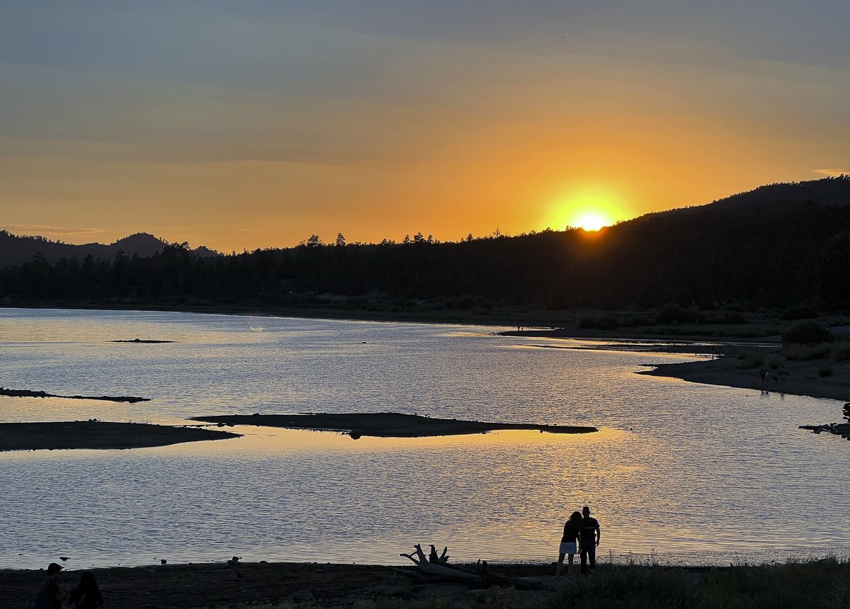 Weekend Mood - Big Bear Lake, CA
(not photoshop'd - and yes, this couple exists)
#photography #sunsets #bigbearlake