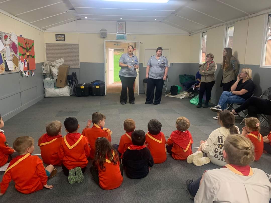 1stHardingstone's tweet image. Our Squirrels had some very exciting visitors this week! Thank you to Ian and his dogs Alfie and Mack and to our two fabulous nurses, Rachel and Sam.
#EverydayHeroes #squirrels #hardingstone #nhs #NorthantsPolice