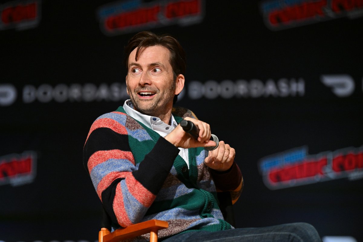 my face when someone asks if they can take a photo of my cosplay that i worked really hard on