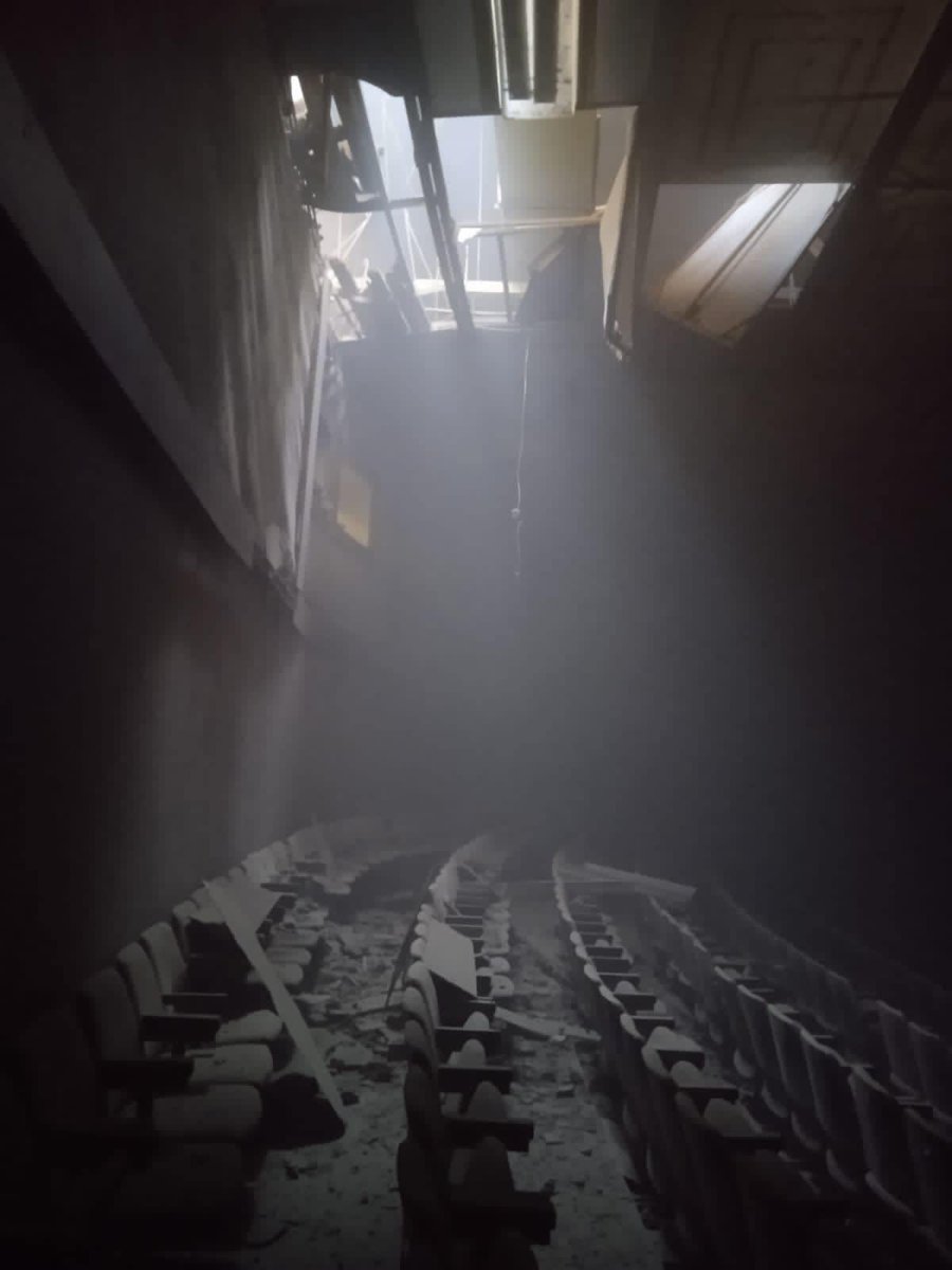 Once there was a classroom full of students in Kherson. russia destroyed it.

📸: Oleksandr Spivakovskiy