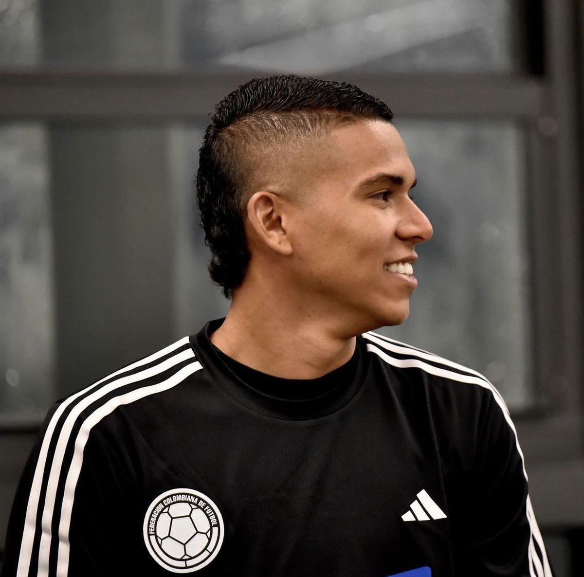 DavidGutierrezD's tweet photo. Veo muchos comentarios que para el juego contra Ecuador debe atajar Montero porque tiene experiencia y Mier es el arquero del futuro. Kevin tiene 23 años. Ospina debutó con Pinto de 19. En mi concepto y respetando los de los demás, el titular debe ser Kevin Mier en Quito. https://t.co/Mj8c6M3GGy