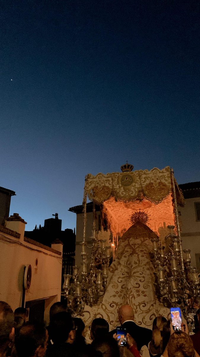 Fotos de mi hija Irene a las 8 de la mañana del 12-10-23. La virgen de @PerdonAurora buscando la Catedral de #Granada @AuroraCoronada @granadacofrade @sercofrade. @PlanesGranada @granadaturismo @SemanaSantaCSur @RegionGranada Precioso Amanecer en el #Albaycin