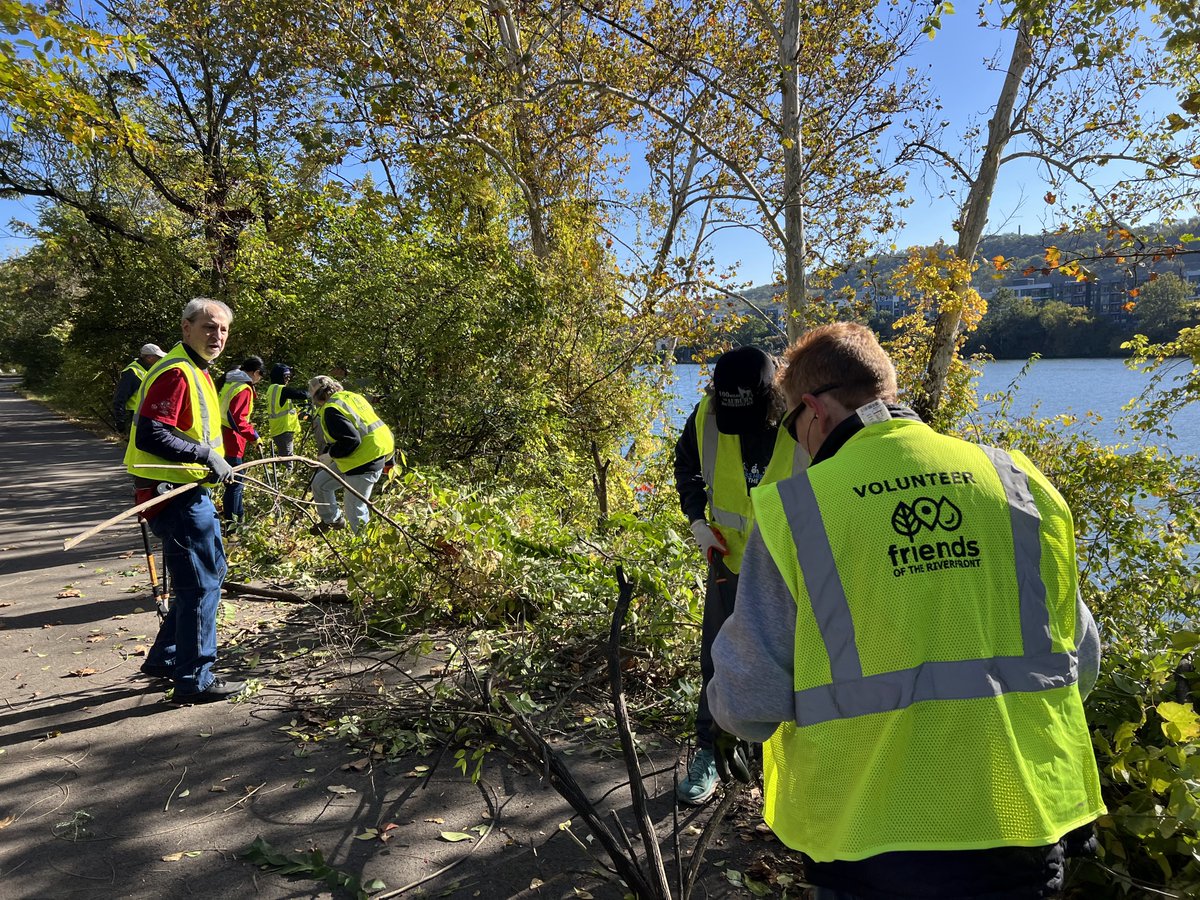 We had 24 volunteers who worked to clear over 200 feet of the river viewshed along the River Ave portion of the trail! This was the first step in our restoration plan of the area. 🌳
Join us on Tuesday as we continue work at Chapel Harbor Riverfront Park: 
friendsoftheriverfront.org/event/trail-tu…