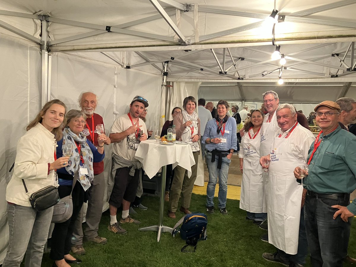 EleveursChevres's tweet image. Clap de fin pour le congrès de #FACEnetwork en #Suisse sur le thème du #laitcru: de bons fromages 🧀, des rencontres enrichissantes, des échanges conviviaux et une belle immersion dans le patrimoine culturel Suisse ! #Fromarte #fromage #agroscope