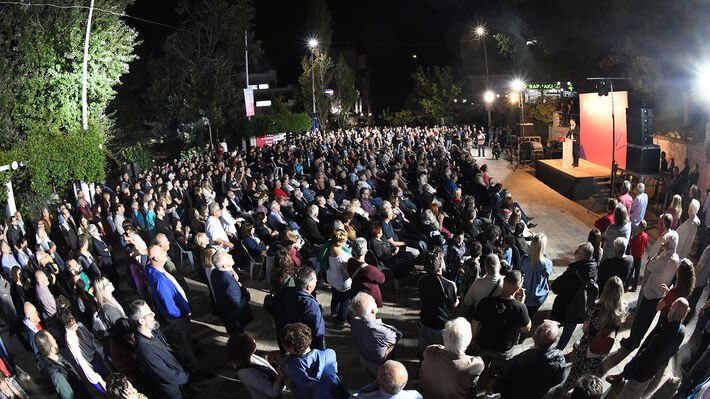 📌Μια από τις μαζικότερες συγκεντρώσεις της Λαϊκής Συσπείρωσης πραγματοποιήθηκε στην Πετρούπολη δίνοντας το στίγμα για να εκλεγεί μια αγωνιστική δημοτική αρχή με τον Β. Σίμο που θα παραλάβει τη σκυτάλη από τις μαχητικές παραδόσεις των «κόκκινων» δημάρχων 🔗902.gr/eidisi/topiki-…