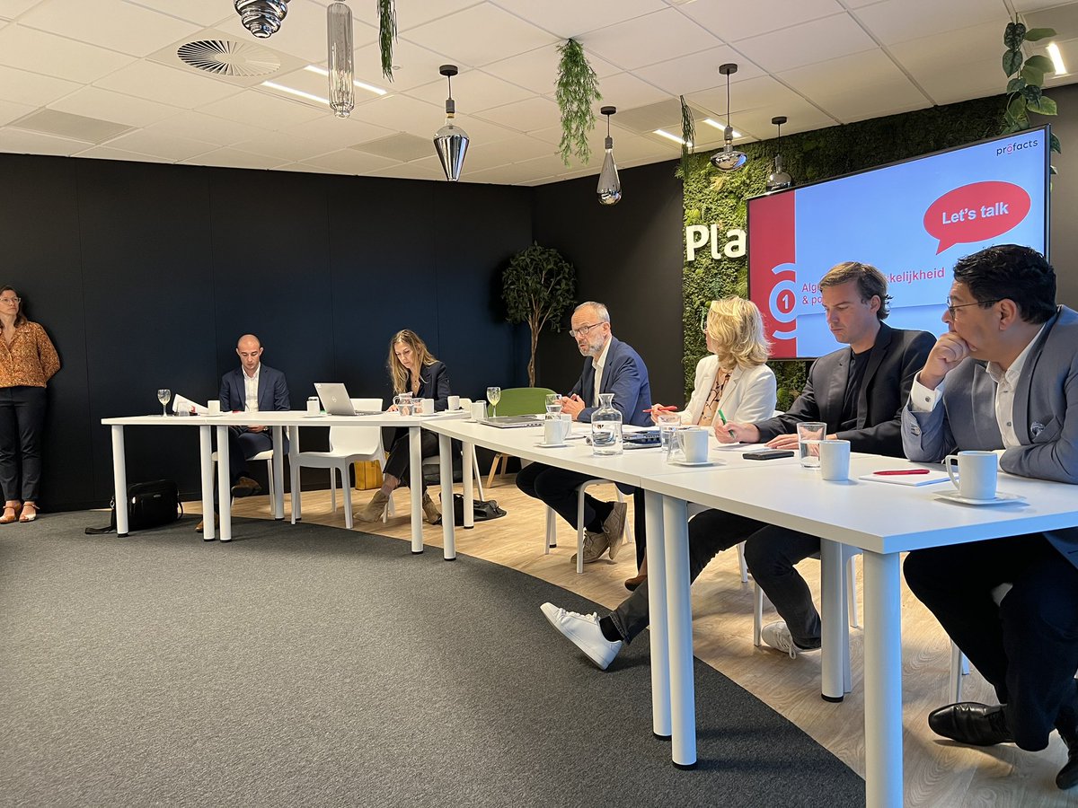 VOKA_OVL's tweet photo. Op The Loop in Gent is er vandaag al veel bedrijvigheid en er staat nog meer te gebeuren. 

We organiseerden een goed overleg tussen de bedrijven en het stadsbestuur over waar de kansen liggen en wat er aangepakt moet worden. 

#samenondernemen
#samengroeien https://t.co/mofqqAzcqH