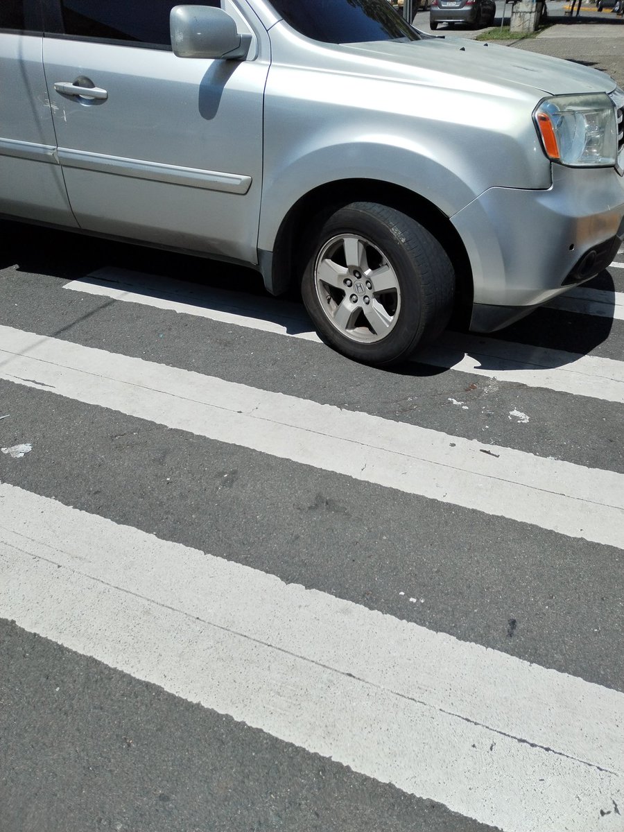 Nishma0110's tweet photo. Será que la @ATTTPanama nos da una boletera a los peatones?. Bloquear rampas, pasos peatonales, aceras, no importa, sólo importa la comodidad de algunos conductores inconcientes. Señores a unos metros hay estacionamiento municipal.  @andbus21 @denunciapma @panamamunicipio https://t.co/plOyJn8HW4