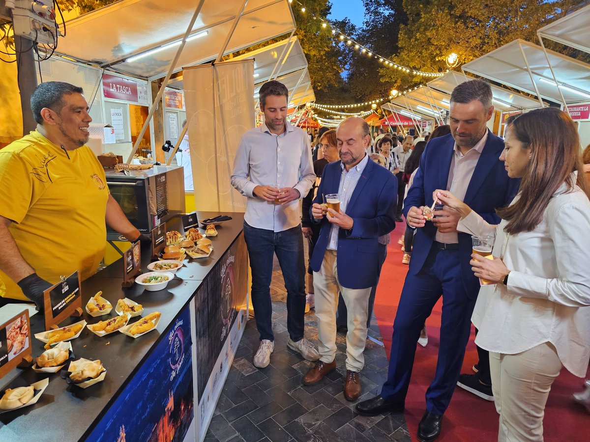 AytodeCaravaca's tweet photo. 😋🌮 Abren sus puertas 'Las Cocinas del Jubileo’ ¡Disfruta de la rica gastronomía del Noroeste! 

Visita durante el fin de semana los stands instalados en el paseo de La Corredera y disfruta con los talleres y catas programadas. https://t.co/0NDhl3cAFf