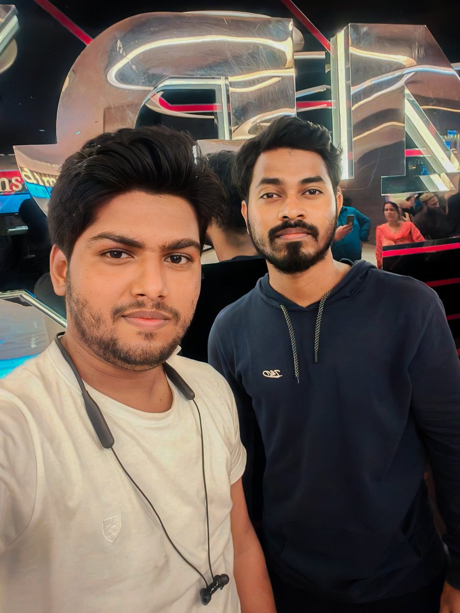 SuperfanAniket's tweet photo. 🎥 Celebrating National Cinema Day in style! 10th time's the magic of SRK with #Jawan #SRKFever #NationalCinemaDay #ShahRukhKhan𓀠 https://t.co/DsRXI1ikfz