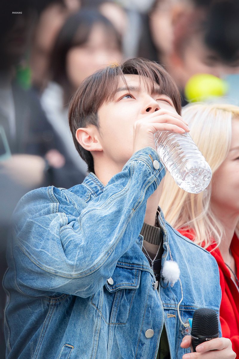 물 마시면서 윙크는 유죄라던데 😉🩵

231013 신촌 버스킹
#KIMJAEHWAN #김재환