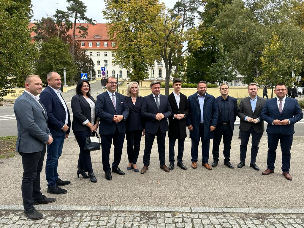 Dzisiejsza konferencja prasowa z najlepszą drużyną <a href="/pisorgpl/">Prawo i Sprawiedliwość</a>  Politycy PO nie odpowiedzieli na nasze pytania, które zadawaliśmy podczas kampanii wyborczej. Więc raz jeszcze:
1. Ilu imigrantów planujecie ulokować na Pomorzu?
2. Dlaczego głosowaliście przeciw budowie muru na