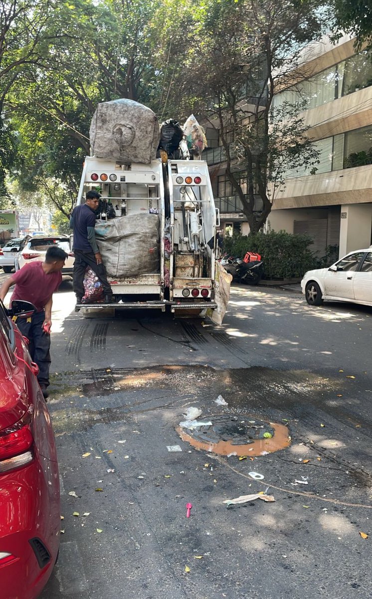 styvimejia's tweet photo. @SandraCuevas_ tenemos un problema con el concesionario de la basura de la calle de Toledo en la colonia Juárez, el sr no se lleva la basura si no es de locales, es prepotente con los vecinos y nos insulta, además deja un puerquero, nos podrían ayudar a revisarlo https://t.co/3zKkAeYJCw