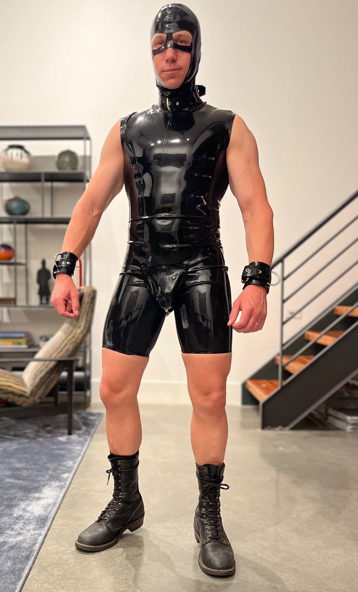 Muscle_rubberSF's tweet photo. Just a casual evening outfit https://t.co/GgF2kqQpuF