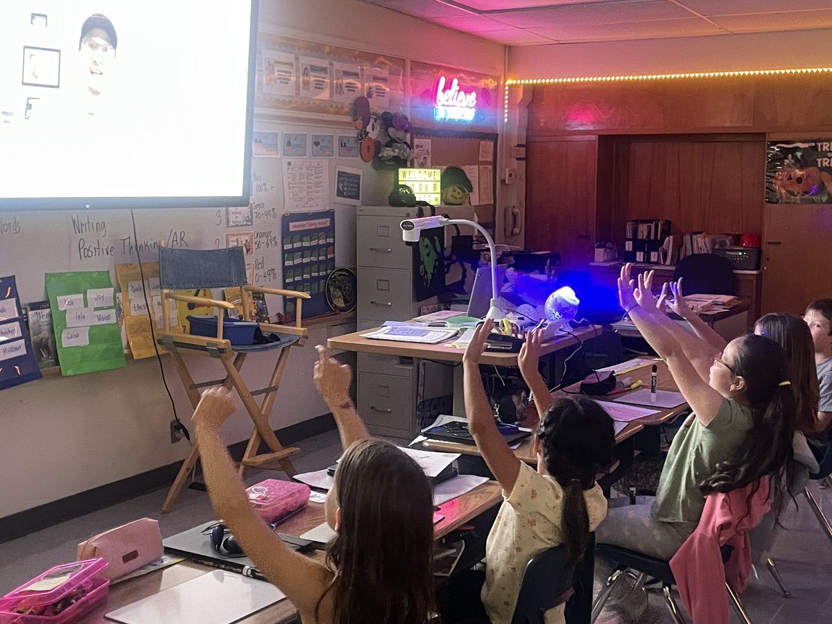 messineomarvels's tweet photo. Today we had math class with @gregtangmath .  He taught us the difference between an expression and an equation. #GlendaleUSD #valleyviewelementary https://t.co/lACIY6oumJ
