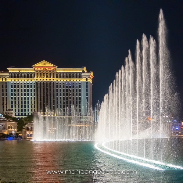 🇫🇷 Visiter Las Vegas c'est explorer un immense parc d'attractions. Ici le célèbre Caesars Palace, avec les fontaines du non moins célèbre Bellagio au premier plan. #usa #nevada #lasvegas #nightlife #thestrip #travelphotography #travelpics #caesarspalace