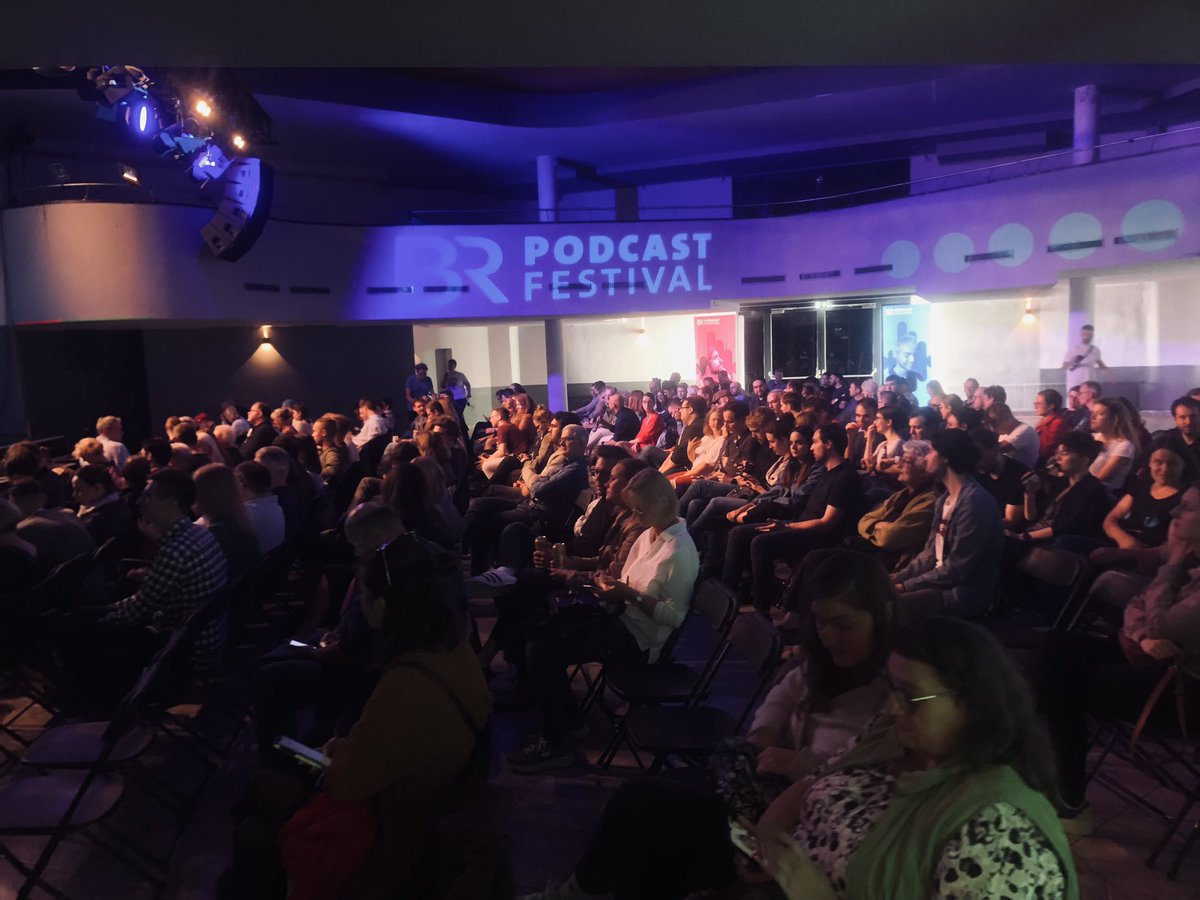 superpoehl's tweet photo. Huch, so viele Leute hier. Live Podcast von „Eine Stunde History“ #dlfnova mit Peter Longerich und Sven F. Kellerhoff zum Hitlerputsch 1923. https://t.co/NXhh0PORNu