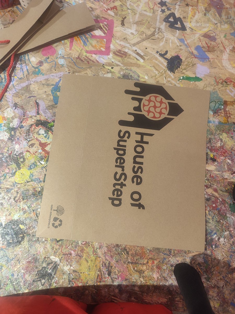 squigelyfair's tweet photo. defter yoktu bizde karton poşeti kesip bişiler yaptık.. https://t.co/QH1BEZFGCt