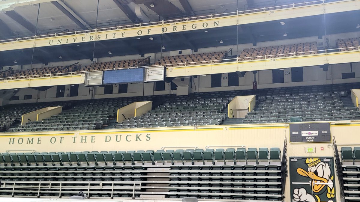 CoachWeb20's tweet image. Great college fair at Mac Court today. Students in Eugene want to be #SWOCCbound I love college fairs that put me in the best basketball gyms. Go Ducks! Go Lakers!