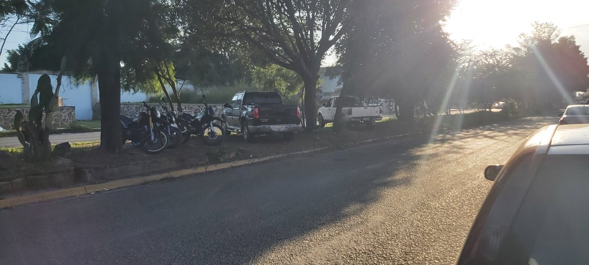 jairshyno's tweet photo. @tonaladehoy @SeguridadTon Misma situación en el mismo lugar. https://t.co/60kWn0Qgg8