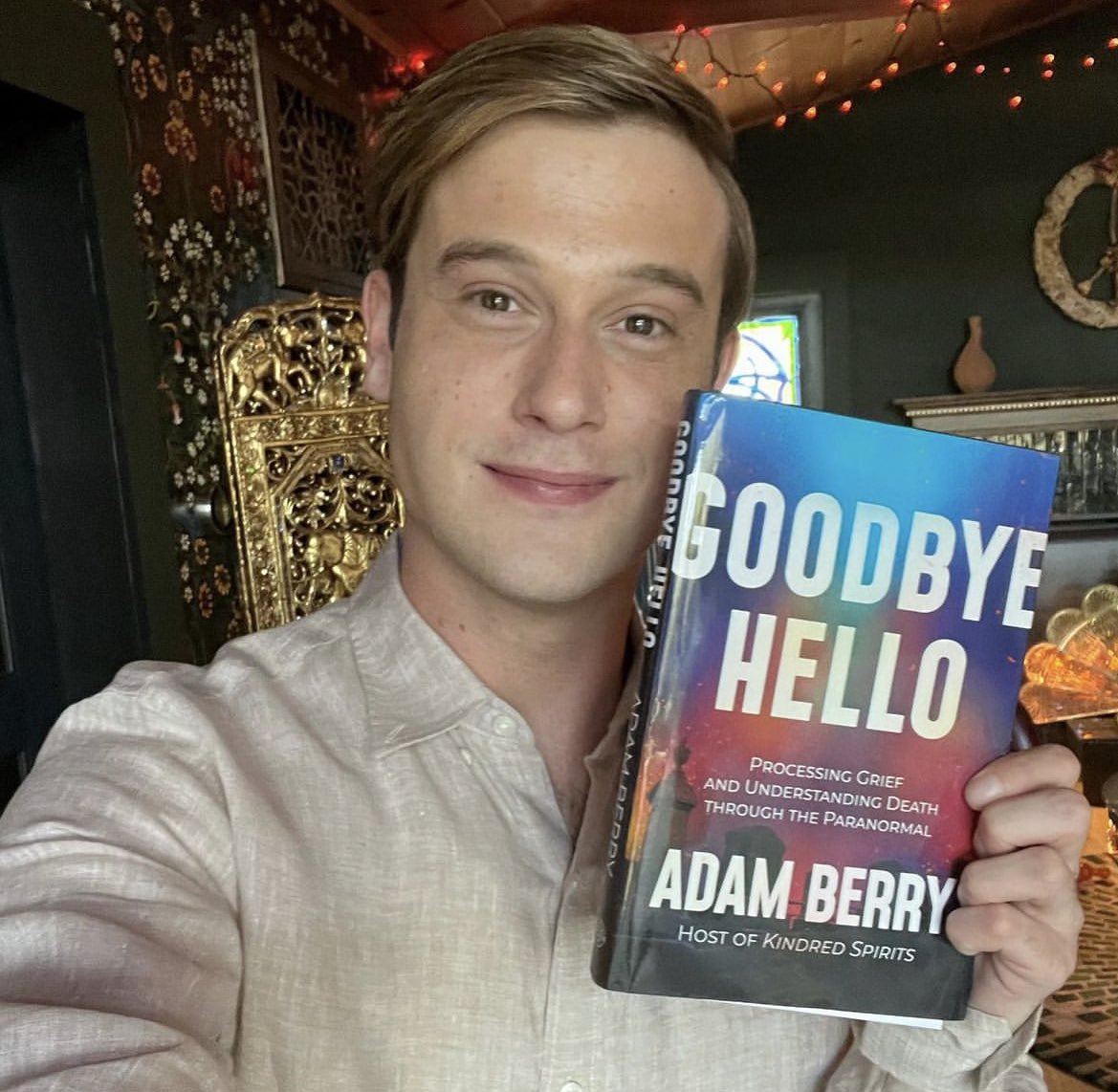 Tyler Henry reading “Goodbye Hello” by @AdamJBerry #BookRecosFromCelebs #read #book #booktwitter #tylerhenry #tylerhenrymedium #medium #paranormal #goodbyehello #adamberry #grief #griefjourney #hollywoodmedium #lifeafterdeath #clairvoyant #kindredspirits #psychicmedium