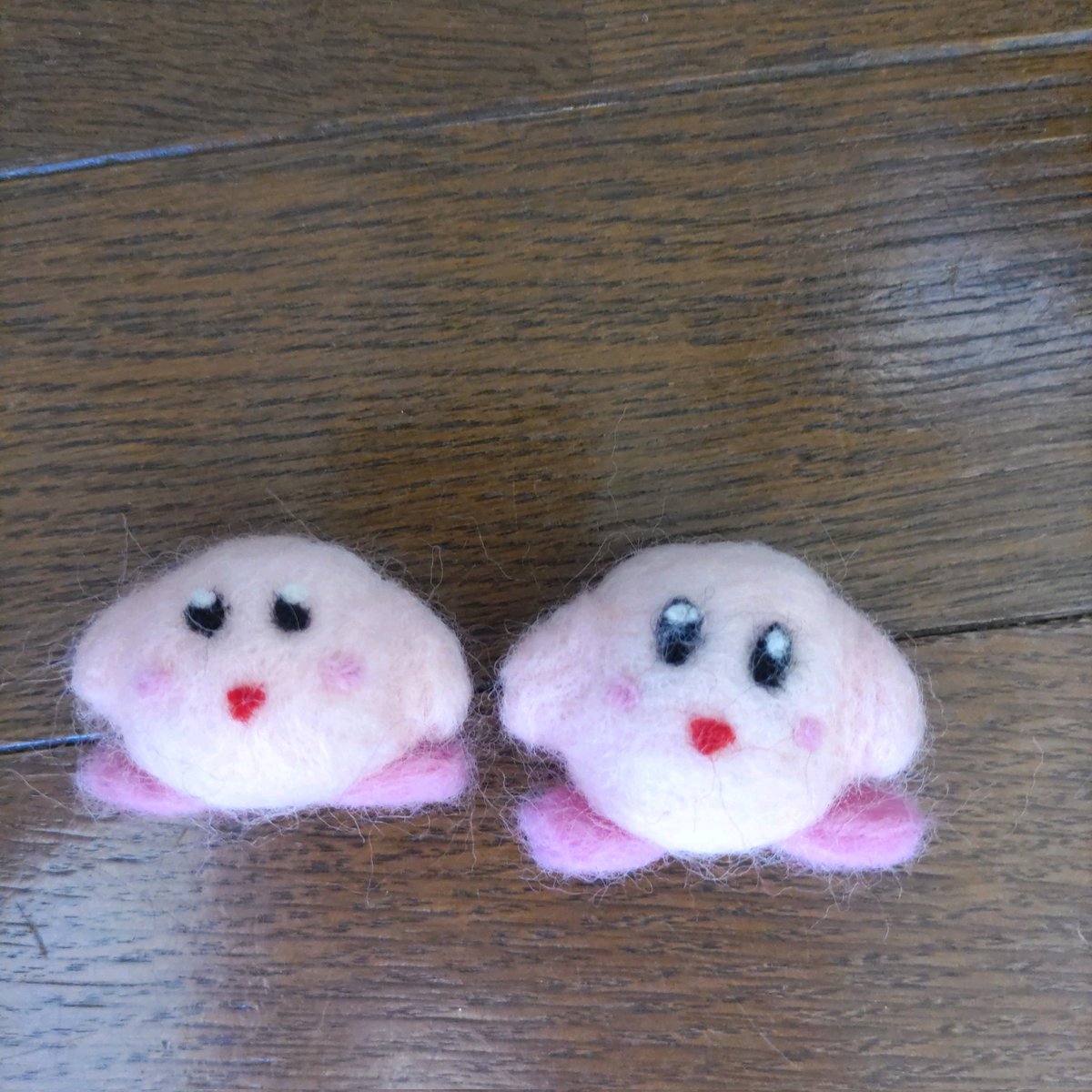 rukogame's tweet photo. 娘の誕生日プレゼントに作ったカービィ
同じように作ったつもりでも微妙に大きさも表情も違っておもしろい
娘たちもよろこんでくれてうれしかった♪

 #カービィ  #羊毛フェルト https://t.co/46usHDC4pk