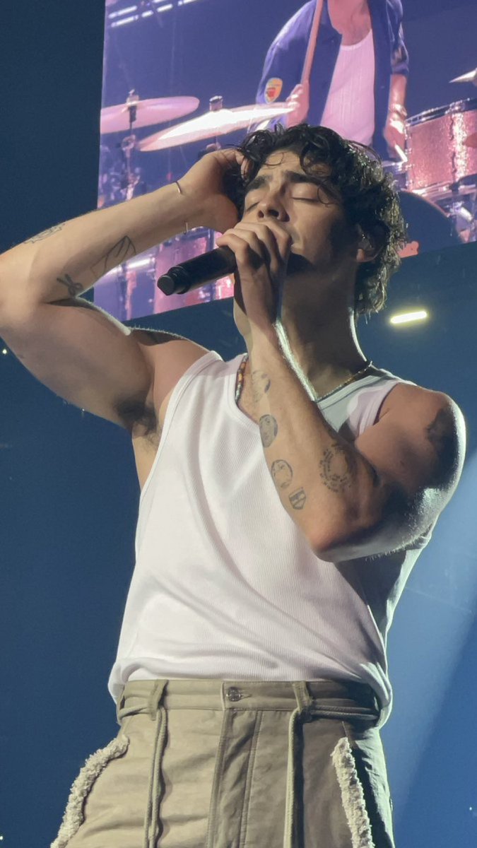 Hotmal3celebs's tweet photo. Joe Jonas arms 🔥 https://t.co/GZaZvzm8mD