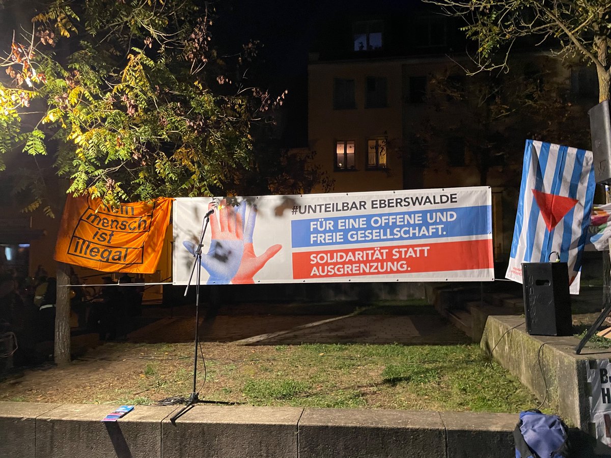 s_unteilbar's tweet photo. Es war einfach nur großartig, wie viele tolle Menschen heute unserem Aufruf gefolgt sind, sich für Solidarität und Menschlichkeit in #Eberswalde, #Brandenburg und überall einzusetzen! - Danke an alle, die dabei waren! #unteilbar  #BUNTstattBRAUN #ew1310 https://t.co/dydwN31jpO