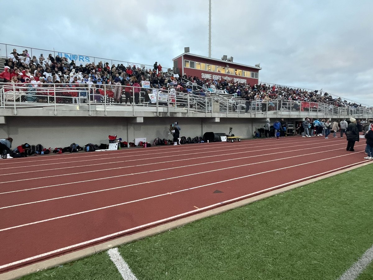 Packing them  in at Shawnee Heights as they take on Topeka West . #KPZ
