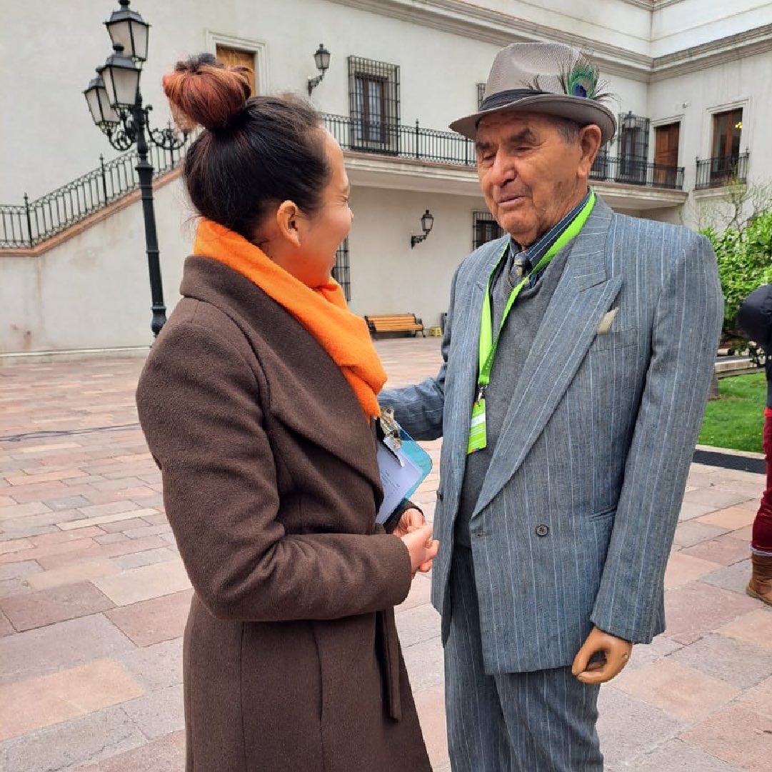 16 personas mayores, junto con la trabajadora social y el psicólogo del programa, participaron de una visita guiada al Palacio de la Moneda. 
Para saber más sobre el taller te invitamos a visitar nuestra web cnjoven.cl #fundacion #actividad #personasmayores #visita