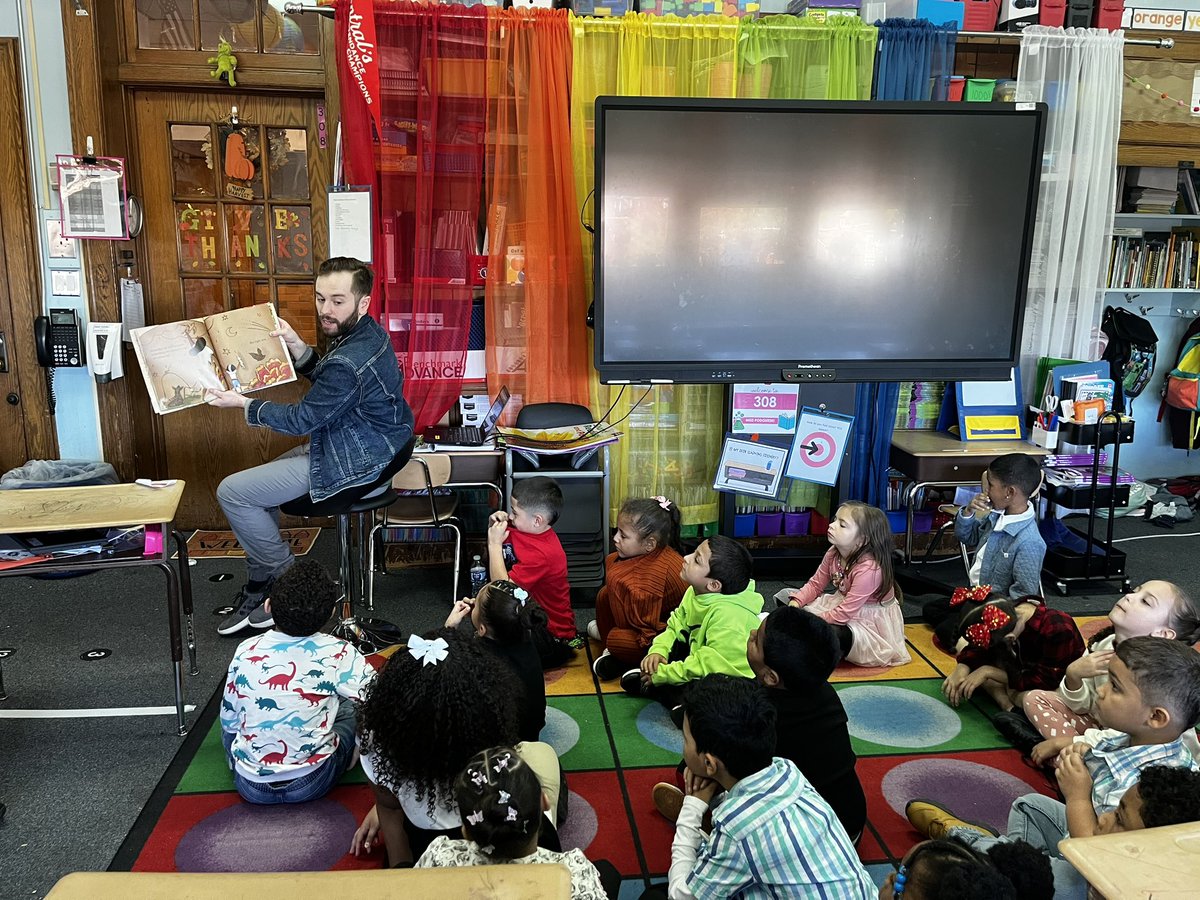 We loved listening to the Senator’s assistance read stories to us about Hispanic Heritage Month and fall. Thank you so much for visiting ☺️ @asdcentral #centralproud #OneAllentown