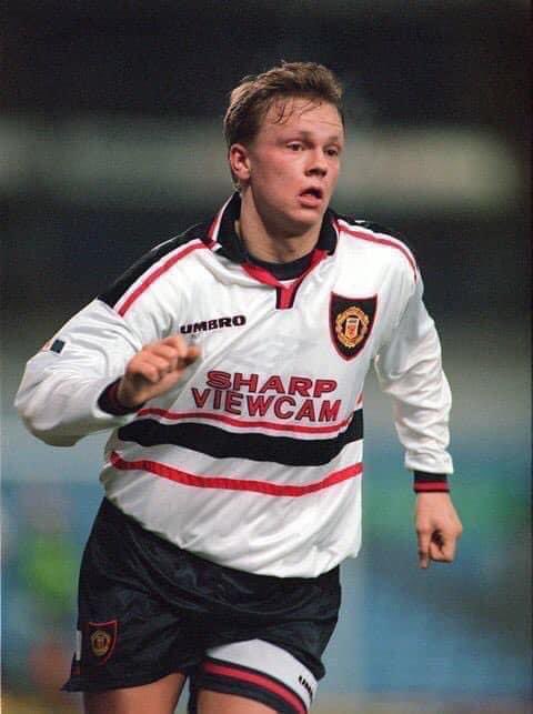 14 Oktober 1997 Erik Nevland debuterer for Manchester United borte mot ipswich i Ligacupen tap 2-0.Nevland kom inn etter 74 minutter,for Phil Mulryne. Nevland skulle få totalt seks kamper og en scoring for klubben <a href="/Norskeproffer/">Norske utenlandsproffer</a>  <a href="/MSkjel/">Marius Skjelbæk</a> <a href="/ManUtd/">Manchester United</a> <a href="/ErikNevland/">Erik Nevland</a>  <a href="/ViaplayFotball/">Viaplay Fotball</a>