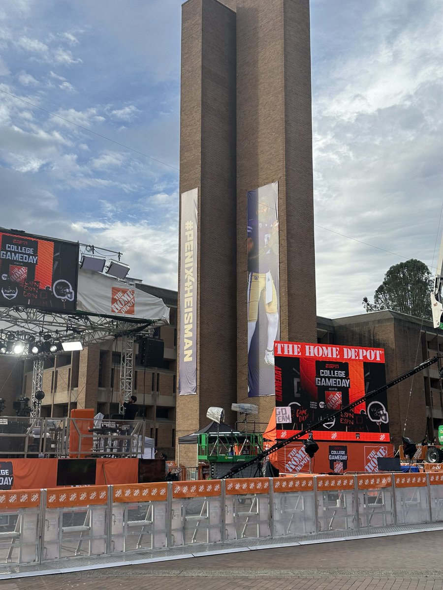 ifquinnhadagram's tweet photo. Legit looks Like they went to FedEx and got this printed yesterday … sorry folks best we can do is 20 feet long lol poverty program https://t.co/0fYzxKK4xt
