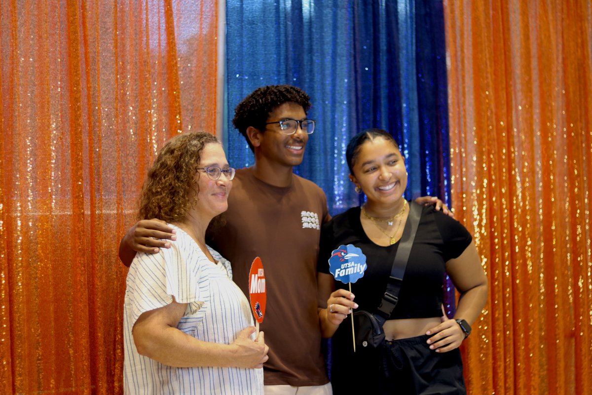 UTSAFamily's tweet photo. The fun has begun at our Family Weekend dinner! 

We are so excited to see you all! 🤩
#UTSAFAMILY https://t.co/Td70yHmsjz