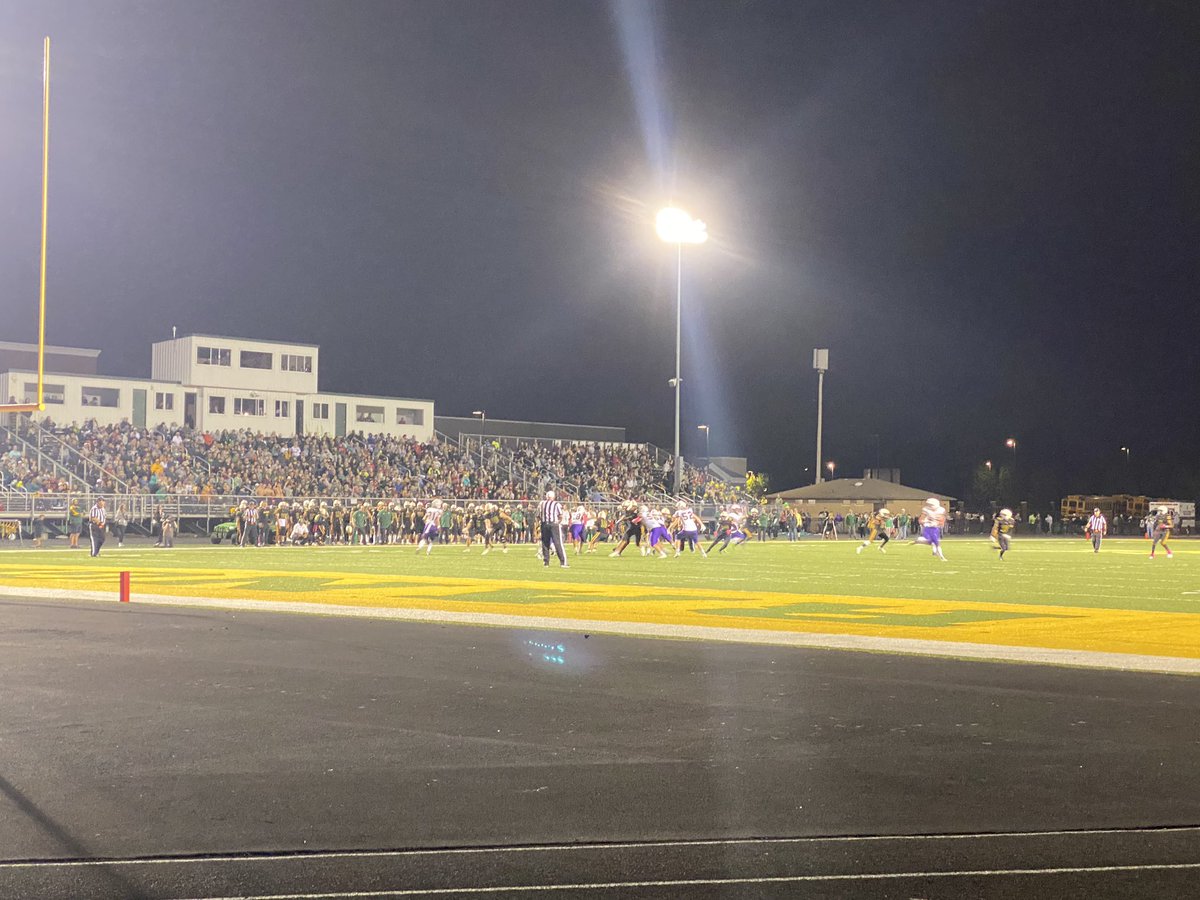 CoachSkibba's tweet image. Beautiful October night for some @OHSAASports Football!!

👀 on some Future Quakers! 
#QuakerStyle ✊🟢⚪️