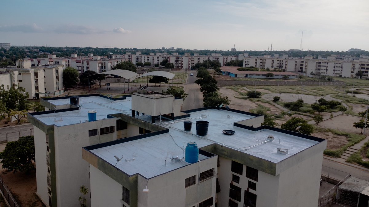RafaelRamirezC's tweet photo. Ahora son seis edificios del conjunto residencial El Pinar los que se atendieron con impermeabilización para el beneficio de más de 140 familias. Seguimos trabajando para llevar este programa a cada condominio que cumple con el pago de sus servicios de aseo urbano y gas doméstico https://t.co/OO2NkhLBTs
